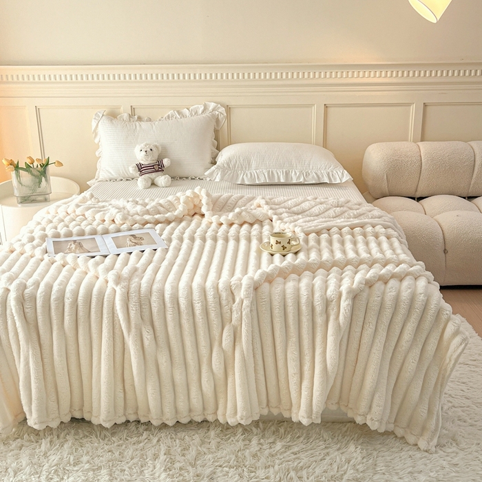 91家纺网 家纺一手货源 找家纺 璐维斯家纺 2025款直播热款400g大抽条仿兔毛绒毛毯加厚保暖毯子可供跨境外 米白