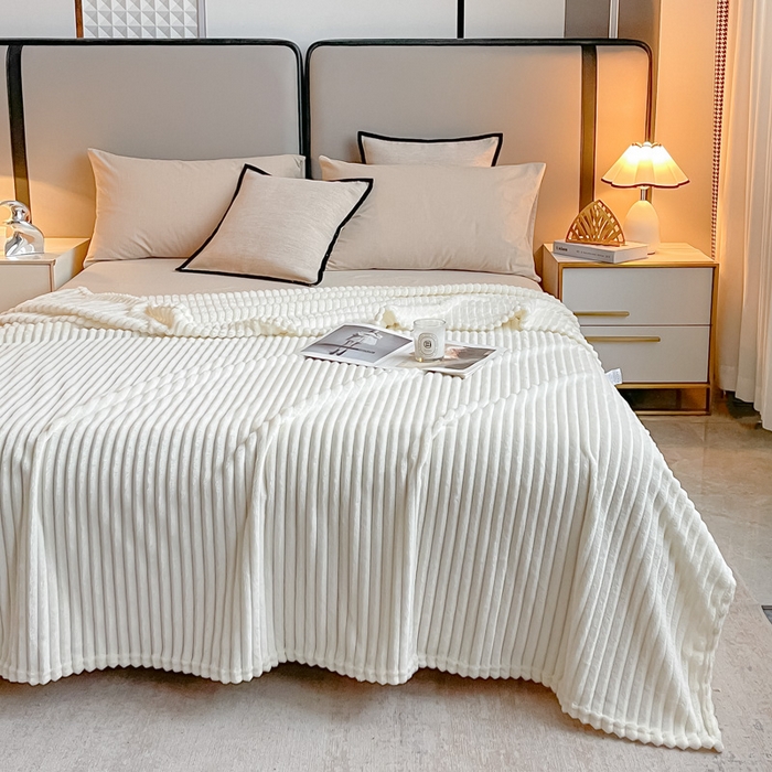 91家纺网 家纺一手货源 找家纺 一帆毯业 2024新款抽条压缩代发抽空跨境外贸260克兔毛珊瑚法兰绒空调毯子抽条毛毯简约牛奶绒盖毯 奶昔白