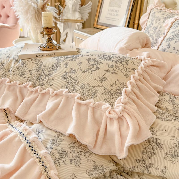 91家纺网 家纺一手货源 找家纺 亲亲公主 2025新款高克重牛奶绒花边四件套-法式情怀 奶油粉