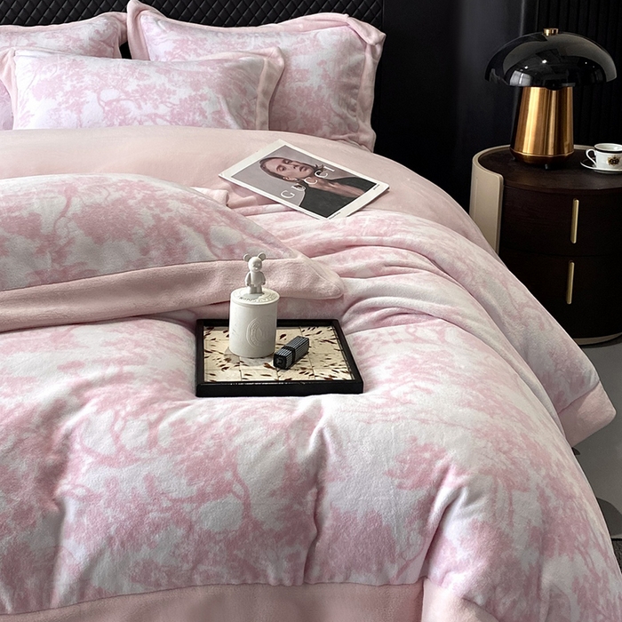 91家纺网 家纺一手货源 找家纺 优悦生活馆 2025新款牛奶绒印花四件套-维也纳 维也纳-白桃粉