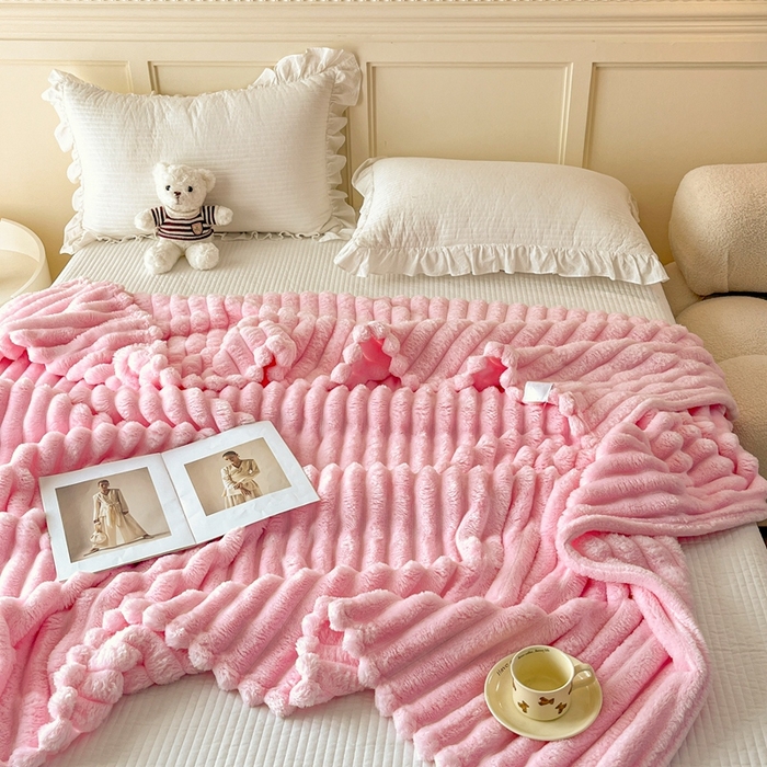 91家纺网 家纺一手货源 找家纺 璐维斯家纺 2025款直播热款400g大抽条仿兔毛绒毛毯加厚保暖毯子可供跨境外 桃粉