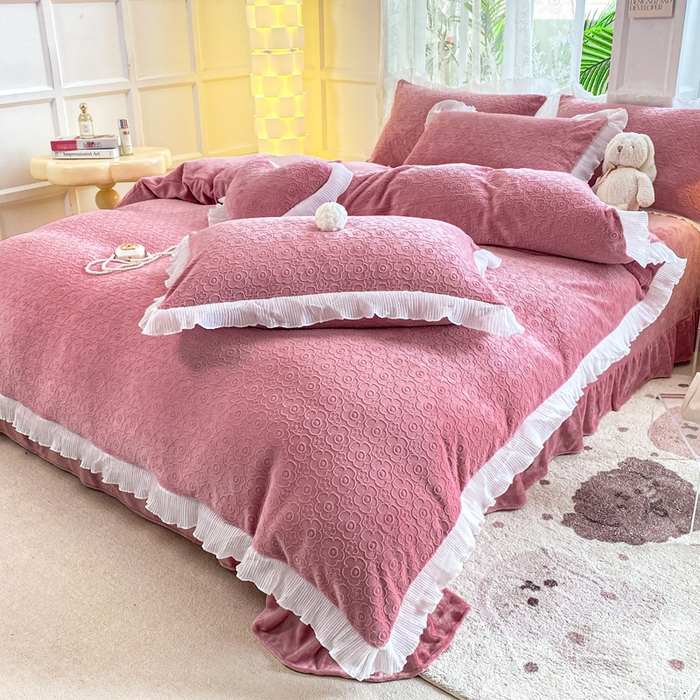 91家纺网 家纺一手货源 找家纺 畅畅家纺 2024直播爆款8斤230克雕花牛奶绒韩版花边法莱绒烂花四件套 公主风-桃夭粉