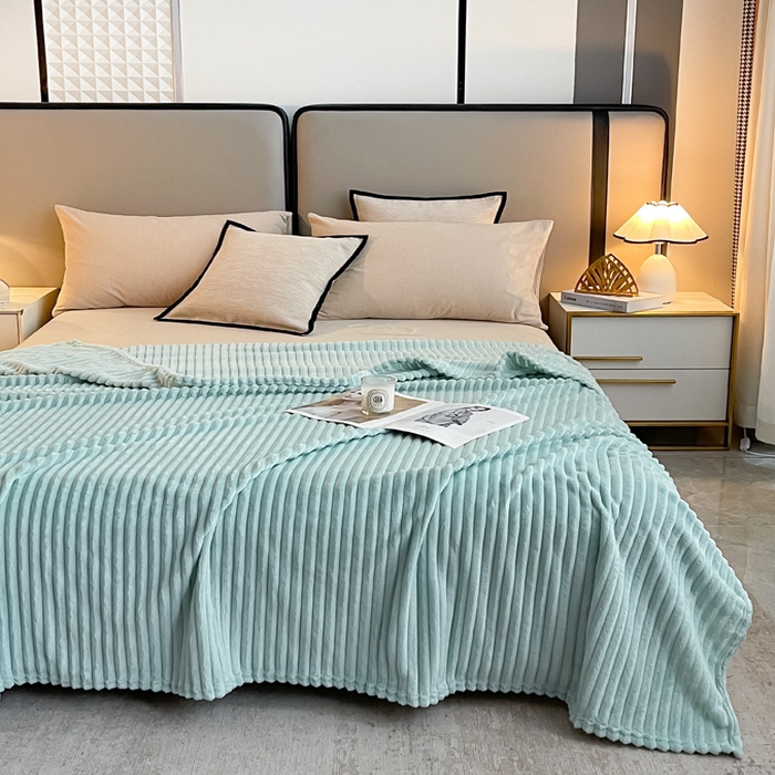 91家纺网 家纺一手货源 找家纺 一帆毯业 2024新款抽条压缩代发抽空跨境外贸260克兔毛珊瑚法兰绒空调毯子抽条毛毯简约牛奶绒盖毯 海盐蓝