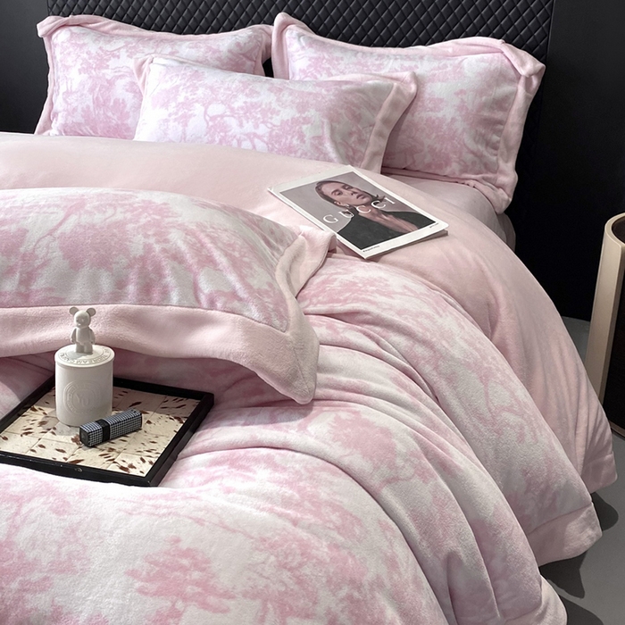 91家纺网 家纺一手货源 找家纺 优悦生活馆 2025新款牛奶绒印花四件套-维也纳 维也纳-白桃粉