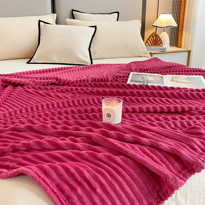 91家纺网 家纺一手货源 找家纺 一帆毯业 2024新款抽条压缩代发抽空跨境外贸260克兔毛珊瑚法兰绒空调毯子抽条毛毯简约牛奶绒盖毯 玫瑰红