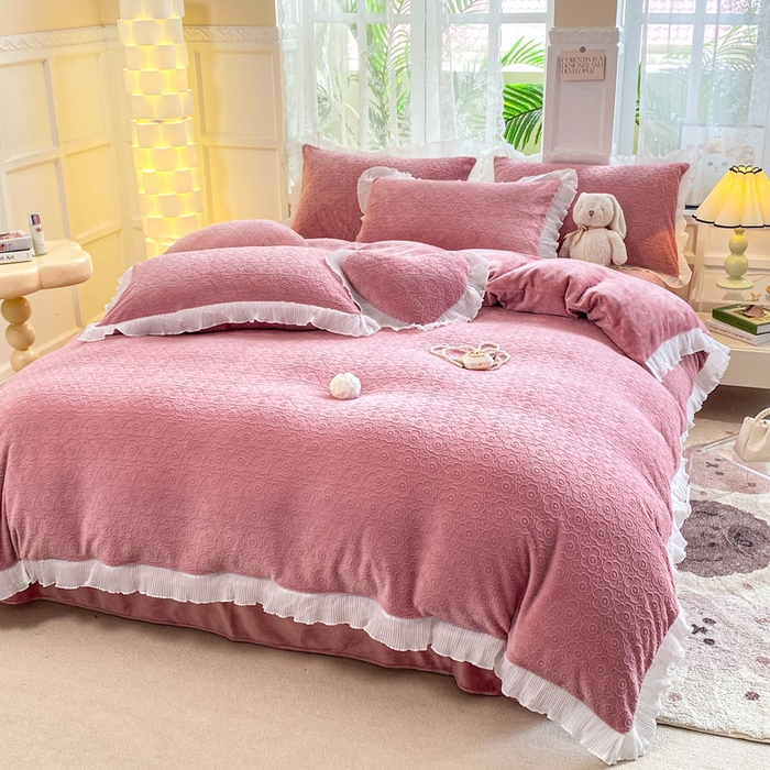 91家纺网 家纺一手货源 找家纺 畅畅家纺 2024直播爆款8斤230克雕花牛奶绒韩版花边法莱绒烂花四件套 公主风-桃夭粉