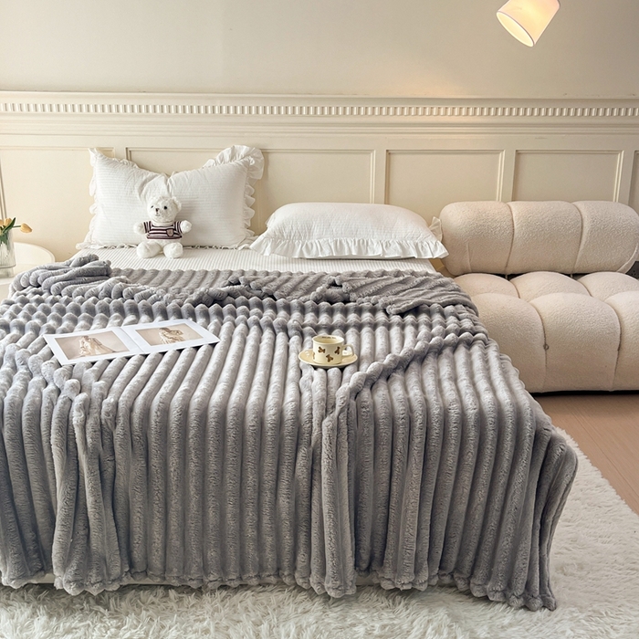 91家纺网 家纺一手货源 找家纺 璐维斯家纺 2025款直播热款400g大抽条仿兔毛绒毛毯加厚保暖毯子可供跨境外 浅灰