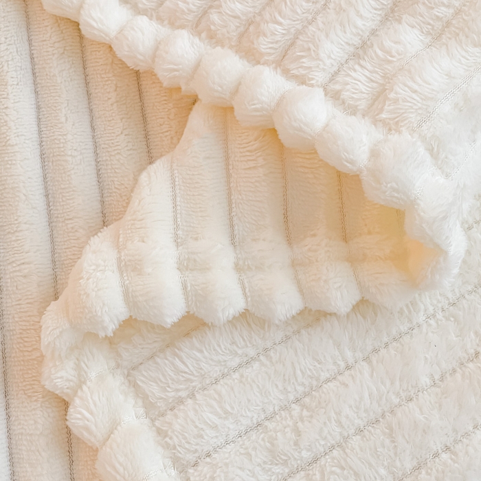 91家纺网 家纺一手货源 找家纺 一帆毯业 2024新款抽条压缩代发抽空跨境外贸260克兔毛珊瑚法兰绒空调毯子抽条毛毯简约牛奶绒盖毯 奶昔白