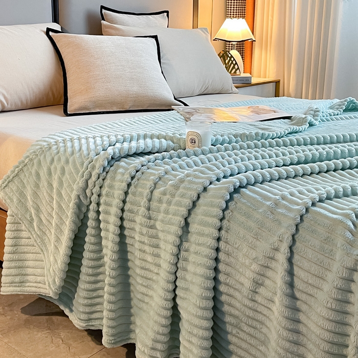 91家纺网 家纺一手货源 找家纺 一帆毯业 2024新款抽条压缩代发抽空跨境外贸260克兔毛珊瑚法兰绒空调毯子抽条毛毯简约牛奶绒盖毯 海盐蓝