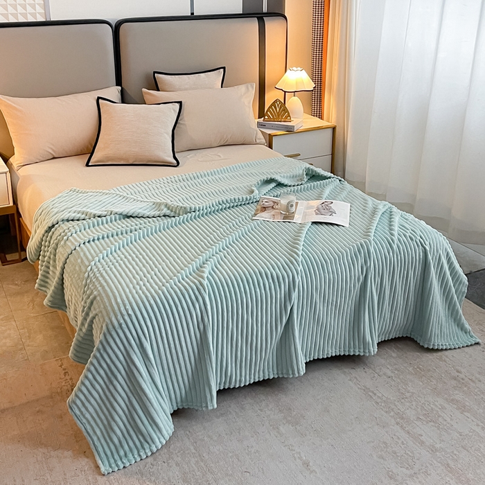 91家纺网 家纺一手货源 找家纺 一帆毯业 2024新款抽条压缩代发抽空跨境外贸260克兔毛珊瑚法兰绒空调毯子抽条毛毯简约牛奶绒盖毯 海盐蓝