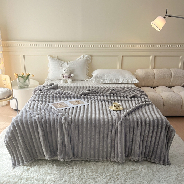 91家纺网 家纺一手货源 找家纺 璐维斯家纺 2025款直播热款400g大抽条仿兔毛绒毛毯加厚保暖毯子可供跨境外 浅灰