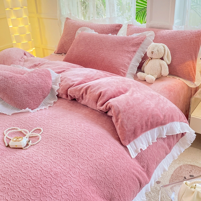 91家纺网 家纺一手货源 找家纺 畅畅家纺 2024直播爆款8斤230克雕花牛奶绒韩版花边法莱绒烂花四件套 公主风-桃夭粉