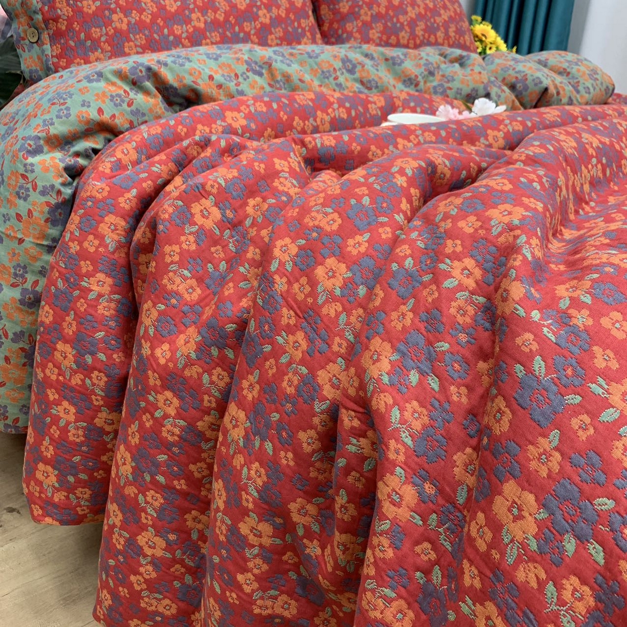 91家纺网 家纺一手货源 找家纺 鲁爱 2025新款三层纱床盖款四件套 清新之歌-红