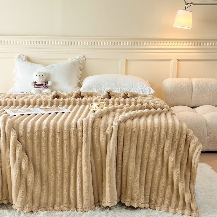 91家纺网 家纺一手货源 找家纺 璐维斯家纺 2025款直播热款400g大抽条仿兔毛绒毛毯加厚保暖毯子可供跨境外 卡其