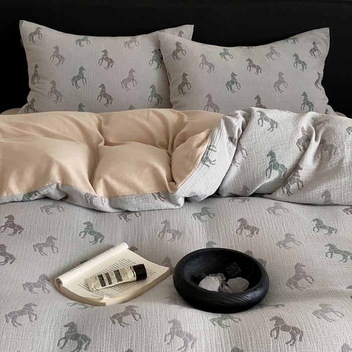 91家纺网 家纺一手货源 找家纺 赫帛 2024新款A类全棉色织三层纱水洗棉四件套-渐变马 渐变马-绿灰