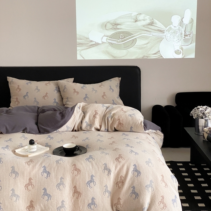 91家纺网 家纺一手货源 找家纺 赫帛 2024新款A类全棉色织三层纱水洗棉四件套-渐变马 渐变马-米色