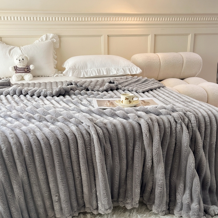 91家纺网 家纺一手货源 找家纺 璐维斯家纺 2025款直播热款400g大抽条仿兔毛绒毛毯加厚保暖毯子可供跨境外 浅灰