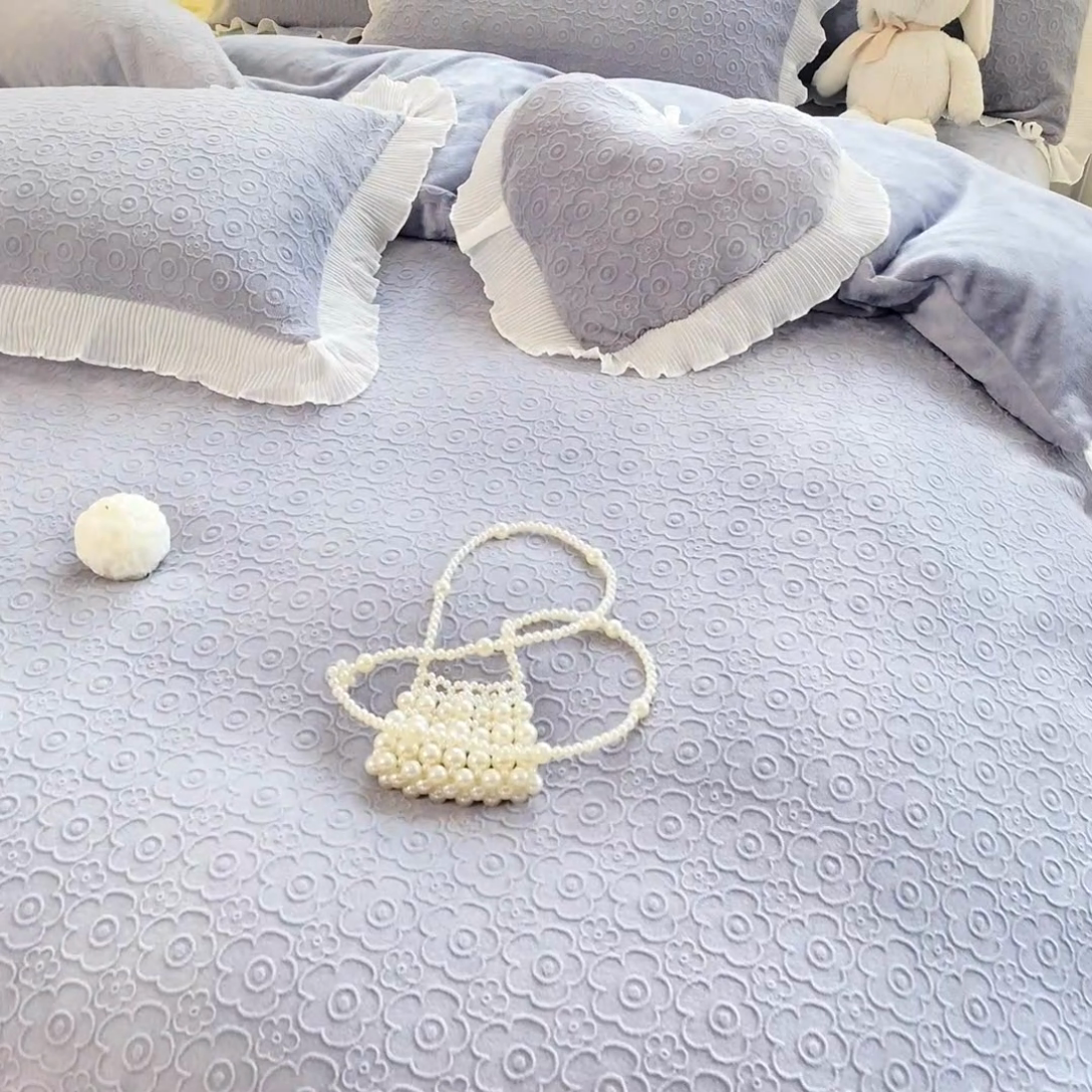 91家纺网 家纺一手货源 找家纺 畅畅家纺 2024直播爆款8斤230克雕花牛奶绒韩版花边法莱绒烂花四件套 公主风-浅灰