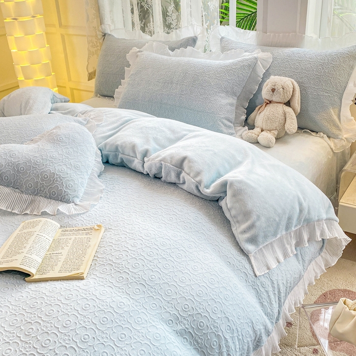 91家纺网 家纺一手货源 找家纺 畅畅家纺 2024直播爆款8斤230克雕花牛奶绒韩版花边法莱绒烂花四件套 公主风-浅蓝