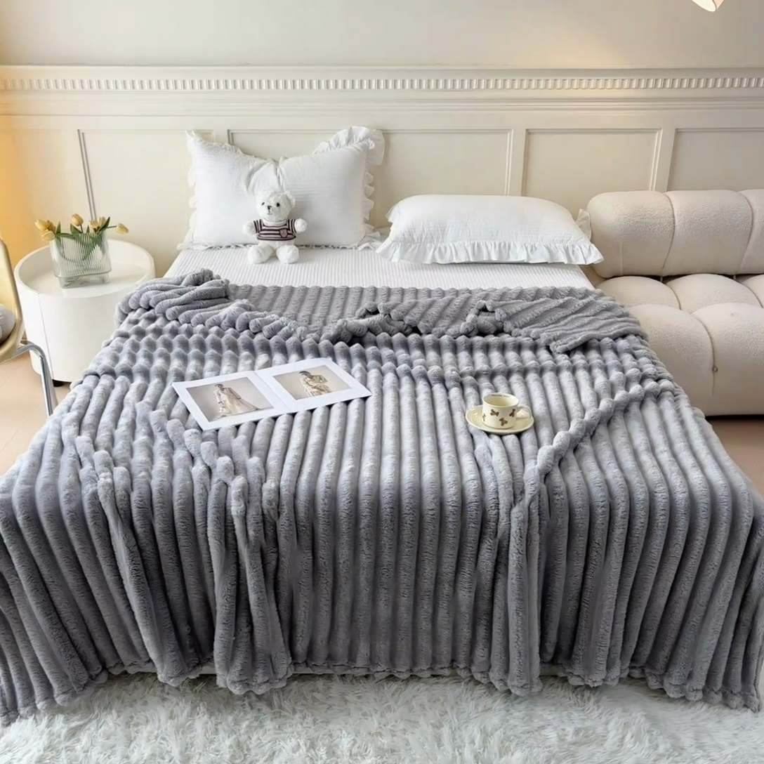 91家纺网 家纺一手货源 找家纺 璐维斯家纺 2025款直播热款400g大抽条仿兔毛绒毛毯加厚保暖毯子可供跨境外 浅灰