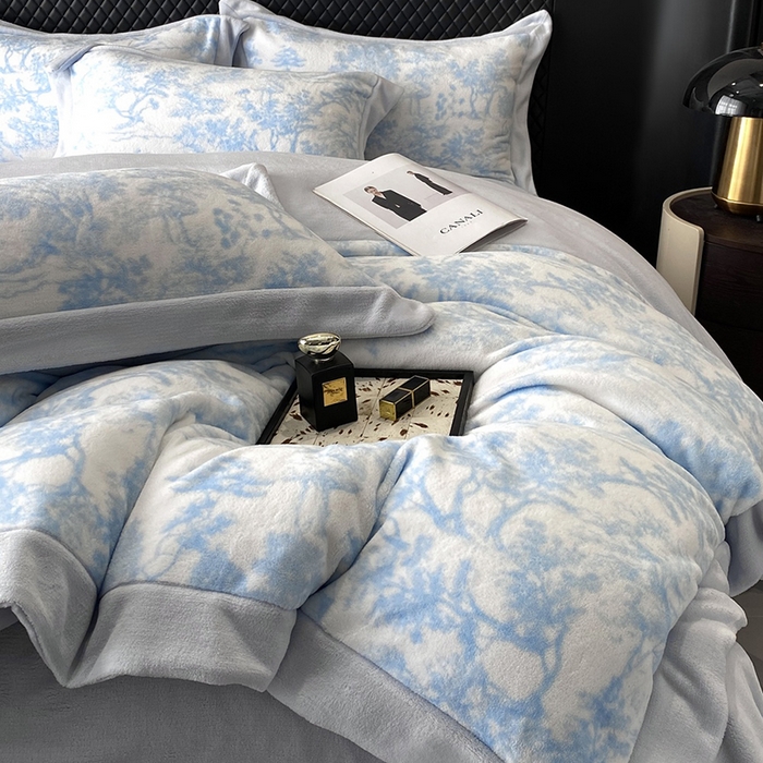 91家纺网 家纺一手货源 找家纺 优悦生活馆 2025新款牛奶绒印花四件套-维也纳 维也纳-天空蓝