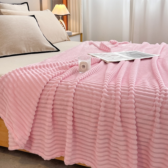 91家纺网 家纺一手货源 找家纺 一帆毯业 2024新款抽条压缩代发抽空跨境外贸260克兔毛珊瑚法兰绒空调毯子抽条毛毯简约牛奶绒盖毯 蔷薇粉