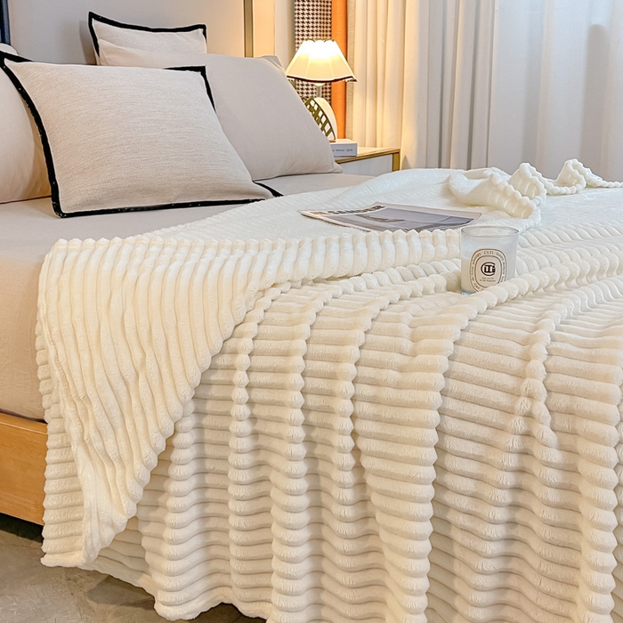 91家纺网 家纺一手货源 找家纺 一帆毯业 2024新款抽条压缩代发抽空跨境外贸260克兔毛珊瑚法兰绒空调毯子抽条毛毯简约牛奶绒盖毯 奶昔白