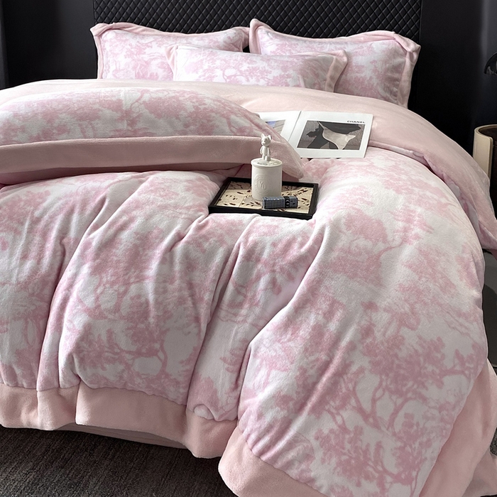 91家纺网 家纺一手货源 找家纺 优悦生活馆 2025新款牛奶绒印花四件套-维也纳 维也纳-白桃粉