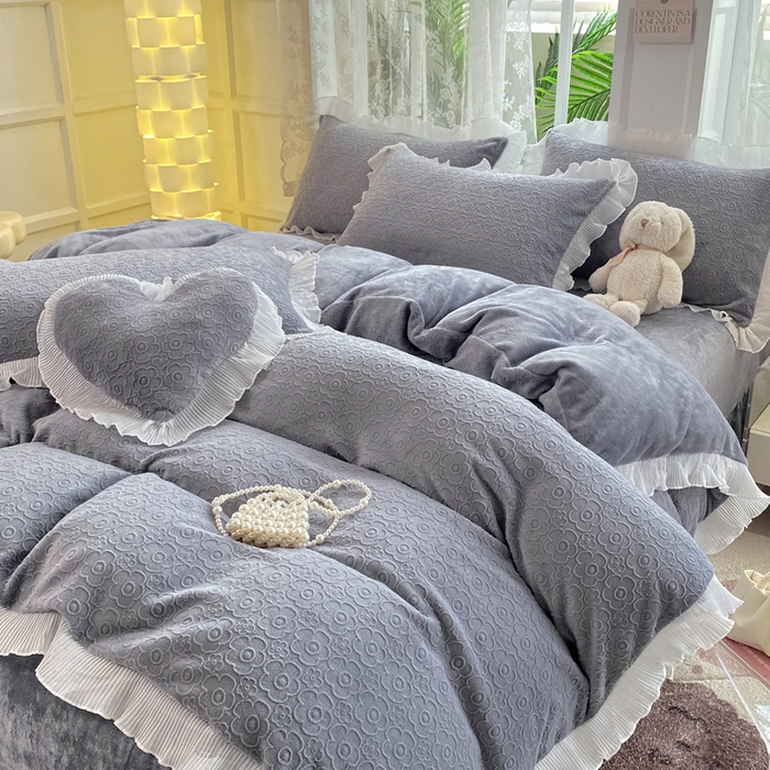 91家纺网 家纺一手货源 找家纺 畅畅家纺 2024直播爆款8斤230克雕花牛奶绒韩版花边法莱绒烂花四件套 公主风-浅灰