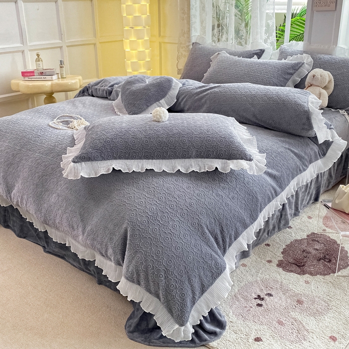 91家纺网 家纺一手货源 找家纺 畅畅家纺 2024直播爆款8斤230克雕花牛奶绒韩版花边法莱绒烂花四件套 公主风-浅灰