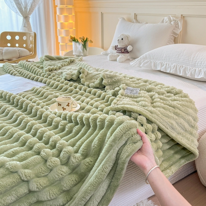 91家纺网 家纺一手货源 找家纺 璐维斯家纺 2025款直播热款400g大抽条仿兔毛绒毛毯加厚保暖毯子可供跨境外 草绿