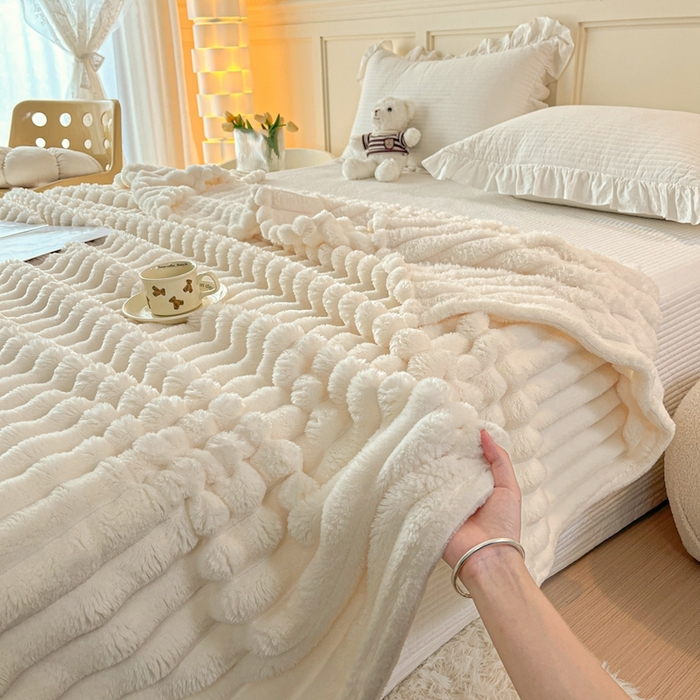 91家纺网 家纺一手货源 找家纺 璐维斯家纺 2025款直播热款400g大抽条仿兔毛绒毛毯加厚保暖毯子可供跨境外 米白