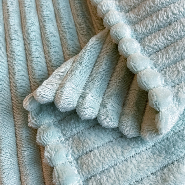 91家纺网 家纺一手货源 找家纺 一帆毯业 2024新款抽条压缩代发抽空跨境外贸260克兔毛珊瑚法兰绒空调毯子抽条毛毯简约牛奶绒盖毯 海盐蓝