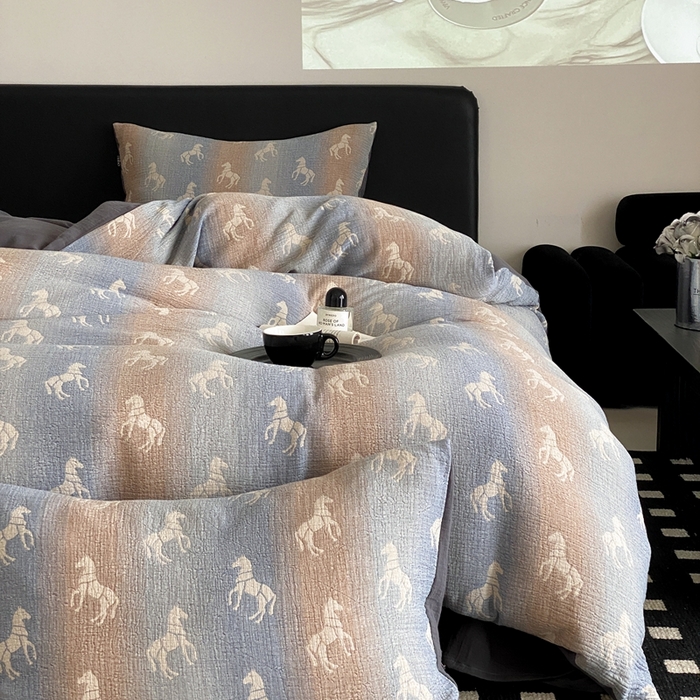 91家纺网 家纺一手货源 找家纺 赫帛 2024新款A类全棉色织三层纱水洗棉四件套-渐变马 渐变马-蓝灰