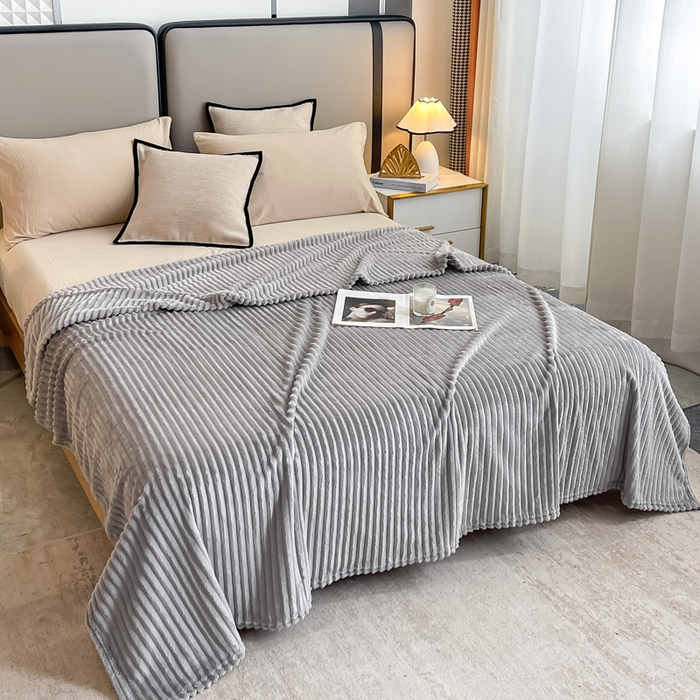 91家纺网 家纺一手货源 找家纺 一帆毯业 2024新款抽条压缩代发抽空跨境外贸260克兔毛珊瑚法兰绒空调毯子抽条毛毯简约牛奶绒盖毯 暮云灰