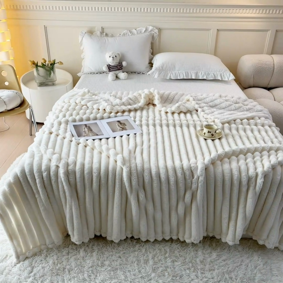 91家纺网 家纺一手货源 找家纺 璐维斯家纺 2025款直播热款400g大抽条仿兔毛绒毛毯加厚保暖毯子可供跨境外 米白