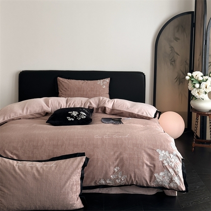 91家纺网 家纺一手货源 找家纺 赫帛 2024新款刺绣鎏金绒四件套-夕雾 夕雾-灰粉色