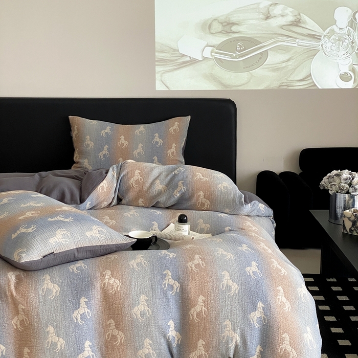 91家纺网 家纺一手货源 找家纺 赫帛 2024新款A类全棉色织三层纱水洗棉四件套-渐变马 渐变马-蓝灰