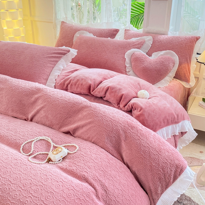 91家纺网 家纺一手货源 找家纺 畅畅家纺 2024直播爆款8斤230克雕花牛奶绒韩版花边法莱绒烂花四件套 公主风-桃夭粉