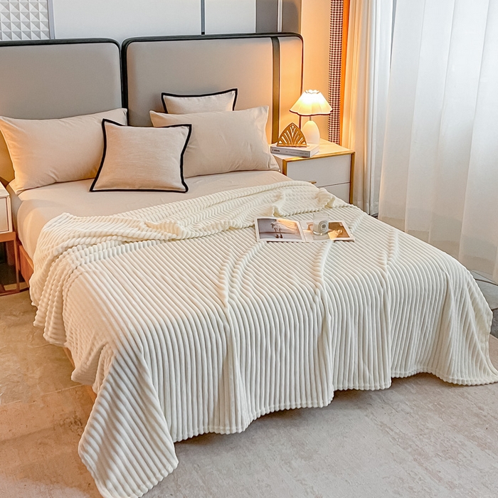 91家纺网 家纺一手货源 找家纺 一帆毯业 2024新款抽条压缩代发抽空跨境外贸260克兔毛珊瑚法兰绒空调毯子抽条毛毯简约牛奶绒盖毯 奶昔白