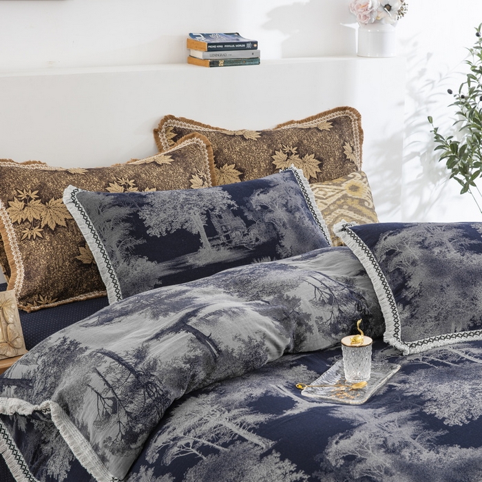 91家纺网 家纺一手货源 找家纺 鲁爱 2025新款全棉色织双层纱布流苏款四件套 漫步森林-深兰