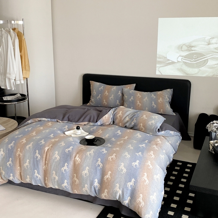 91家纺网 家纺一手货源 找家纺 赫帛 2024新款A类全棉色织三层纱水洗棉四件套-渐变马 渐变马-蓝灰