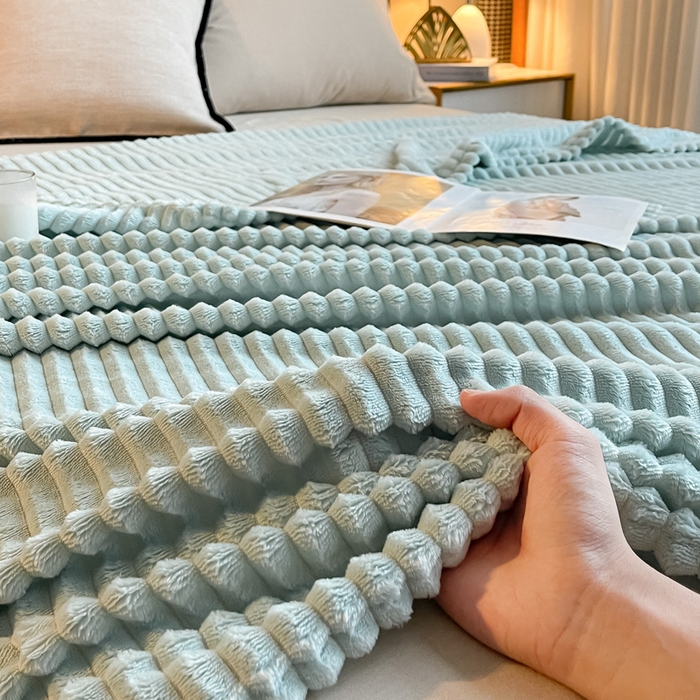 91家纺网 家纺一手货源 找家纺 一帆毯业 2024新款抽条压缩代发抽空跨境外贸260克兔毛珊瑚法兰绒空调毯子抽条毛毯简约牛奶绒盖毯 海盐蓝