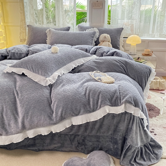 91家纺网 家纺一手货源 找家纺 畅畅家纺 2024直播爆款8斤230克雕花牛奶绒韩版花边法莱绒烂花四件套 公主风-浅灰