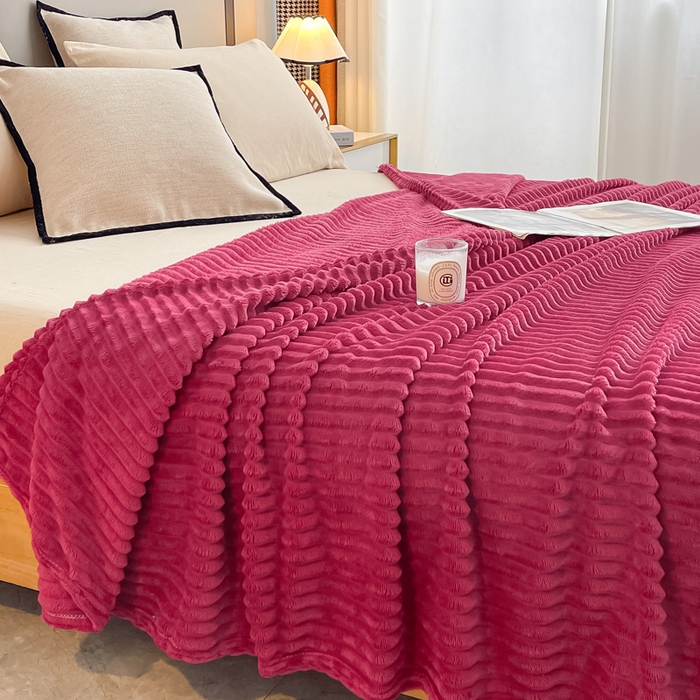 91家纺网 家纺一手货源 找家纺 一帆毯业 2024新款抽条压缩代发抽空跨境外贸260克兔毛珊瑚法兰绒空调毯子抽条毛毯简约牛奶绒盖毯 玫瑰红