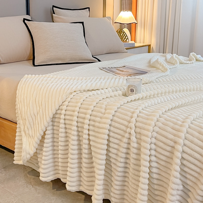 91家纺网 家纺一手货源 找家纺 一帆毯业 2024新款抽条压缩代发抽空跨境外贸260克兔毛珊瑚法兰绒空调毯子抽条毛毯简约牛奶绒盖毯 奶昔白