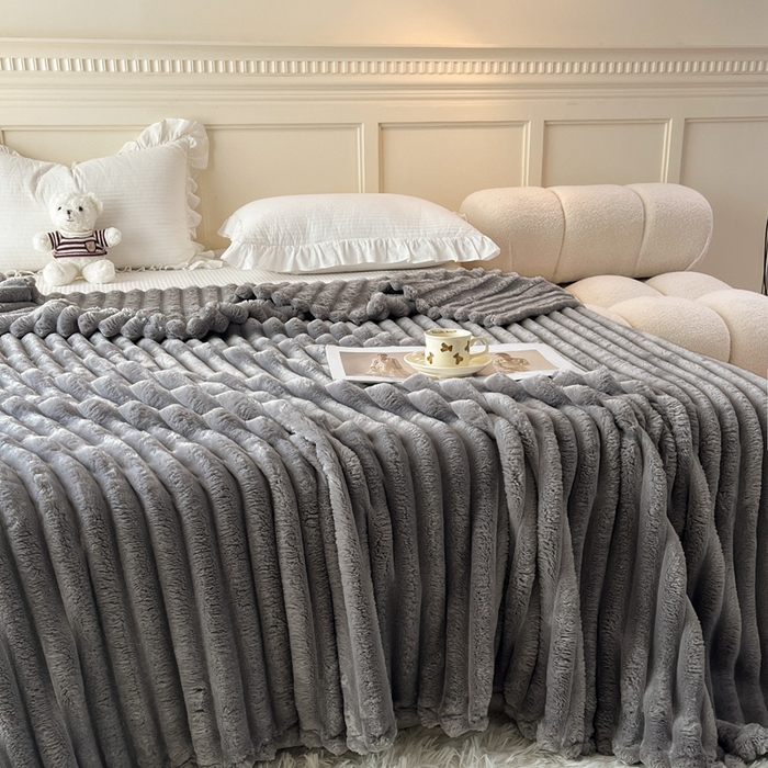 91家纺网 家纺一手货源 找家纺 璐维斯家纺 2025款直播热款400g大抽条仿兔毛绒毛毯加厚保暖毯子可供跨境外 深灰