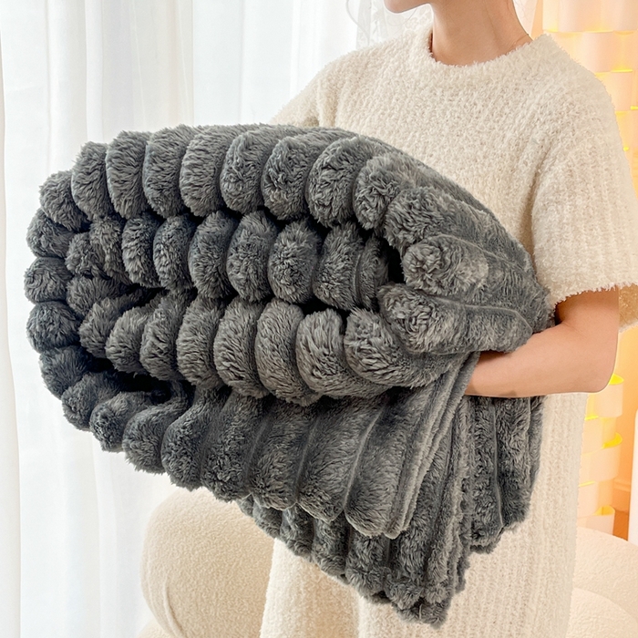 91家纺网 家纺一手货源 找家纺 璐维斯家纺 2025款直播热款400g大抽条仿兔毛绒毛毯加厚保暖毯子可供跨境外 深灰