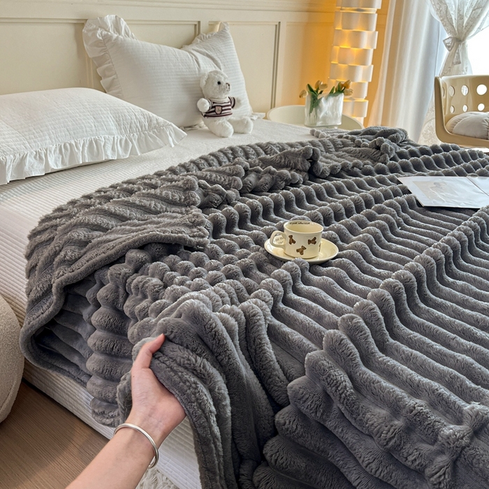 91家纺网 家纺一手货源 找家纺 璐维斯家纺 2025款直播热款400g大抽条仿兔毛绒毛毯加厚保暖毯子可供跨境外 深灰