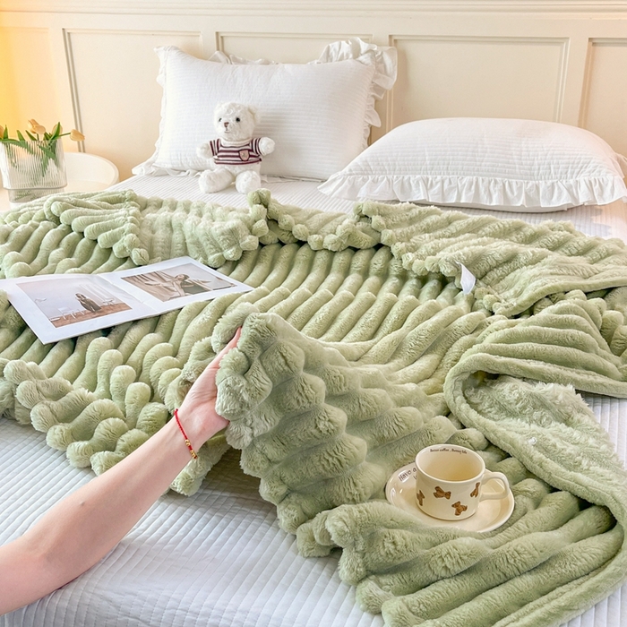 91家纺网 家纺一手货源 找家纺 璐维斯家纺 2025款直播热款400g大抽条仿兔毛绒毛毯加厚保暖毯子可供跨境外 草绿